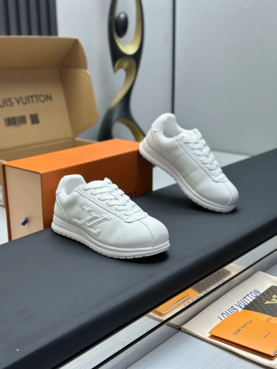 👟👟Ex-factory price 680👟👟 Full set of packaging with airplane box💰Top version LV-Louis Vuitton-classic catwalk new style 1:1 development replica of the original version! ! The upper foot is very comfortable. It is made of luxurious materials and fine workmanship. The midsole is printed with English letters "Made in Europe". The upper is made of calfskin imported from Italy. The side is decorated with the brand's LOGO and signature. The latest latex foot pads and mesh lining make the foot feel super comfortable. The original two-color TPU combination outsole is specially provided by the original factory. Bag technology Goodyear stitched edges Fabric: Exclusive customized first-layer cowhide Accessories: Exclusive private model Vuitton logo, lining: Customized silk mesh lining - first-layer silk cowhide lining Outsole: TPU combination outsole wear-resistant, non-slip and anti-yellowing Foot pads: new latex pads-mesh sweat-absorbent Counter technology: fully computerized sewing machine wire drawing Toe box back cover Hot and cold shaping Full set of pull-top lasts with medium and low logo patterns Special counter packaging - shoelaces, certificate, card, instructions, certificate of quality, dust bag, the most complete packaging on the entire network, women's 35-40 men's 38-46 (38/46 customized, non-refundable! GD9916